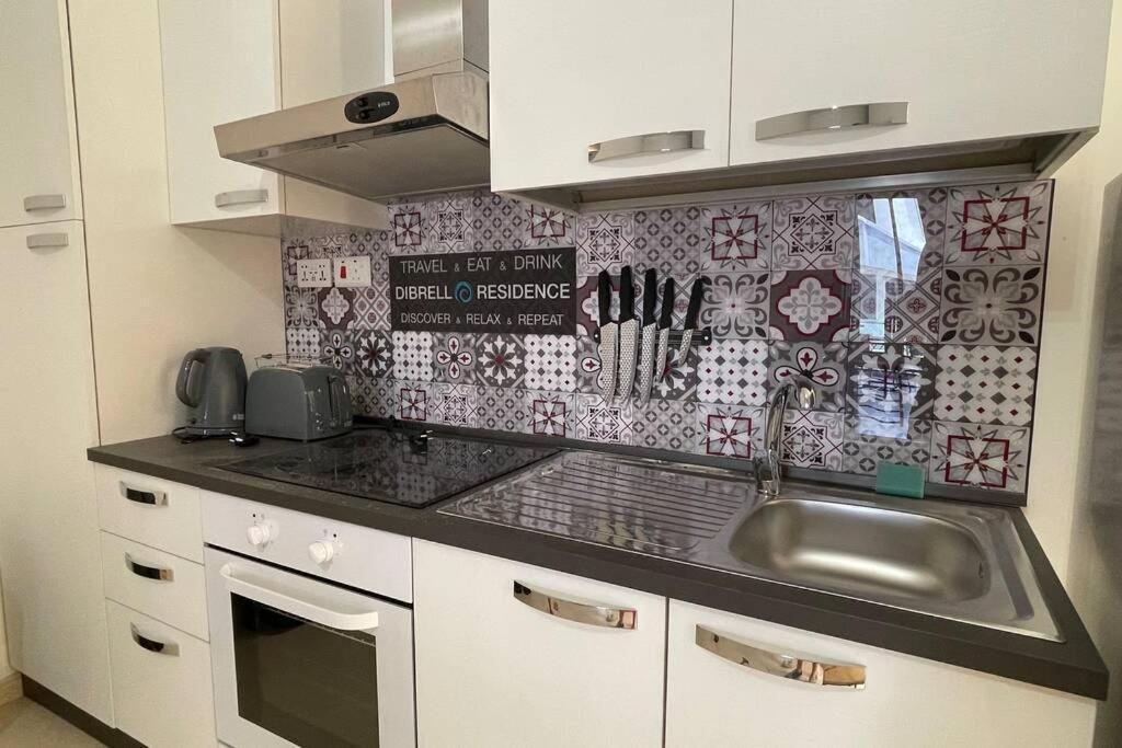 2 Bed Apt In Heart Of St Julians - 5Min From Seafront Сент Джулианс Экстерьер фото